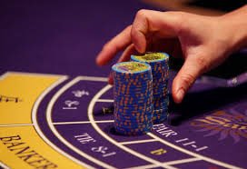 Antarmuka aplikasi mobile metro 4d menampilkan meja dealer langsung blackjack dengan studio multi-kamera